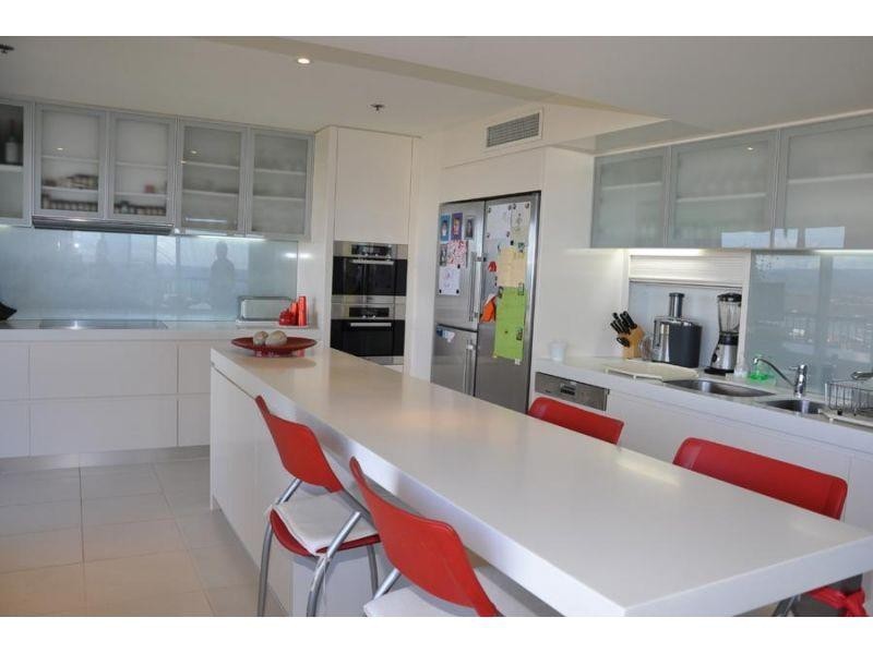 24 Breaker Street, Main Beach QLD 4217