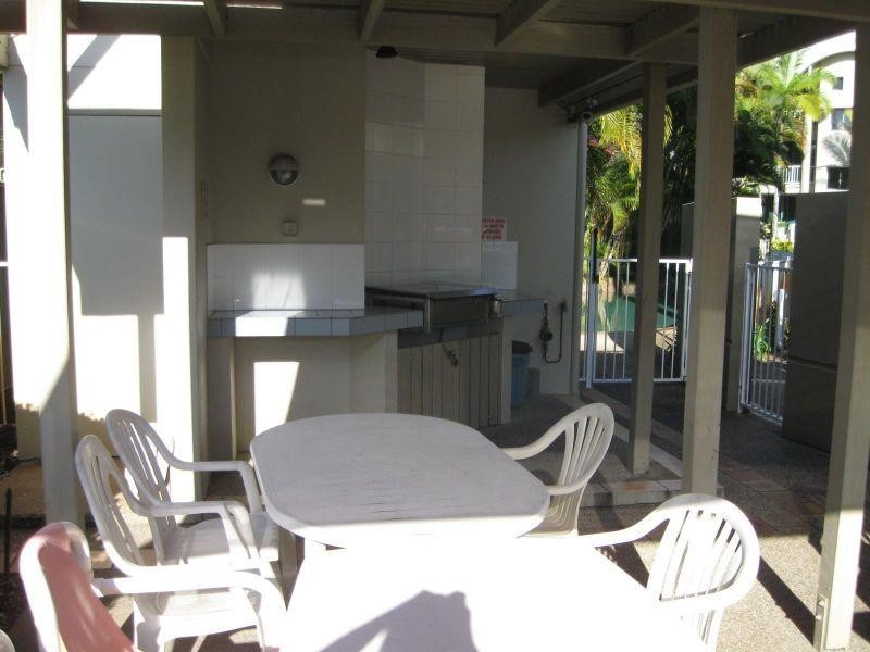 10/13 Montgomery Avenue, Main Beach QLD 4217