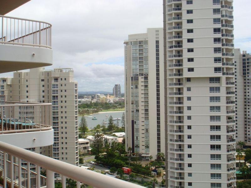 1 Peak Avenue, Main Beach QLD 4217