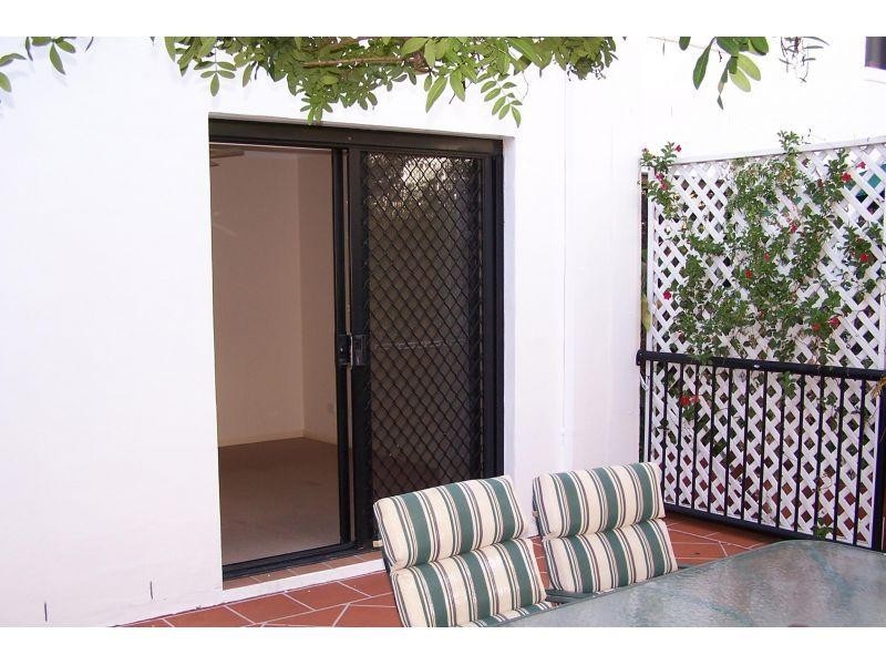 16-24 Purli Street, Chevron Island QLD 4217