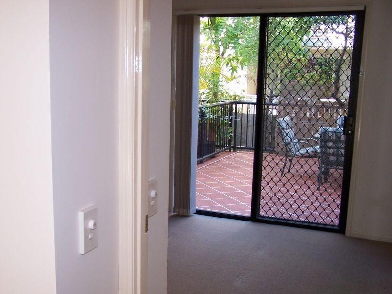 16-24 Purli Street, Chevron Island QLD 4217