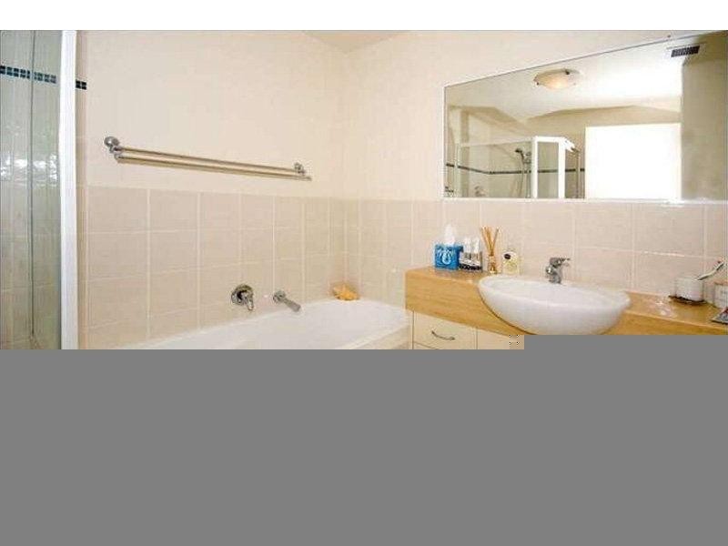 24 Slatyer Avenue, Bundall QLD 4217