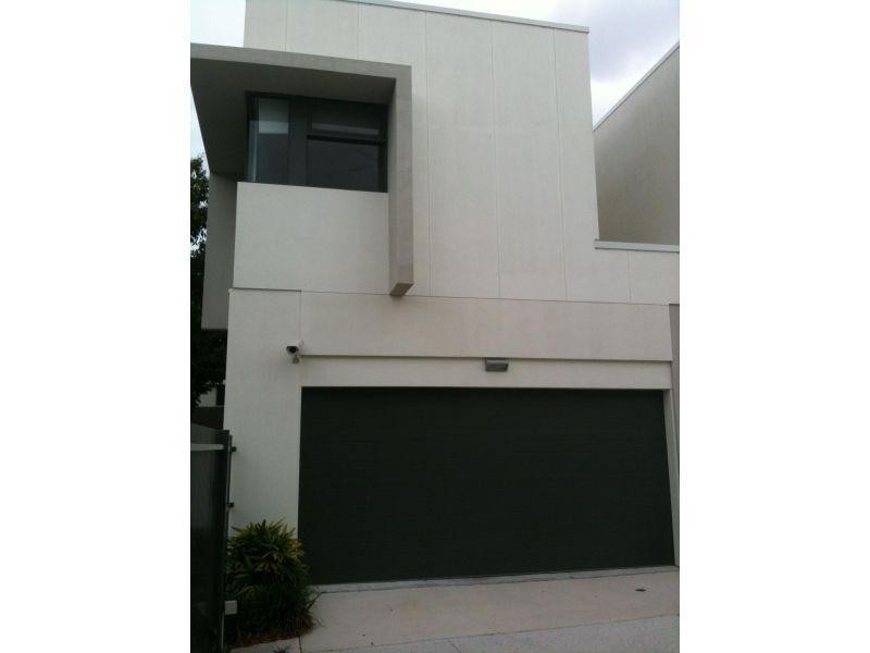 9 Moores Cresent, Varsity Lakes QLD 4227