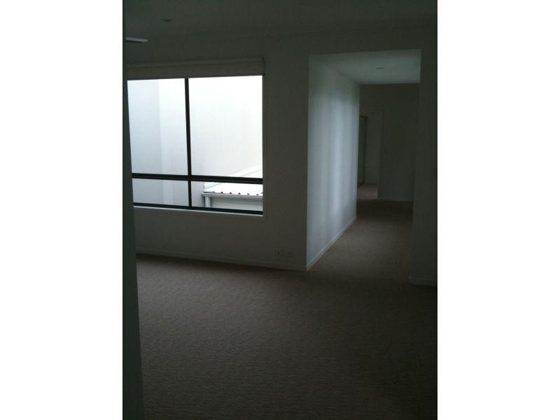 9 Moores Cresent, Varsity Lakes QLD 4227