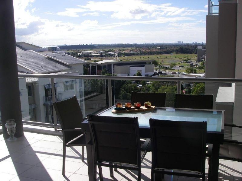 38 RIVERWALK AV/9 Moores Cresent, Varsity Lakes QLD 4227