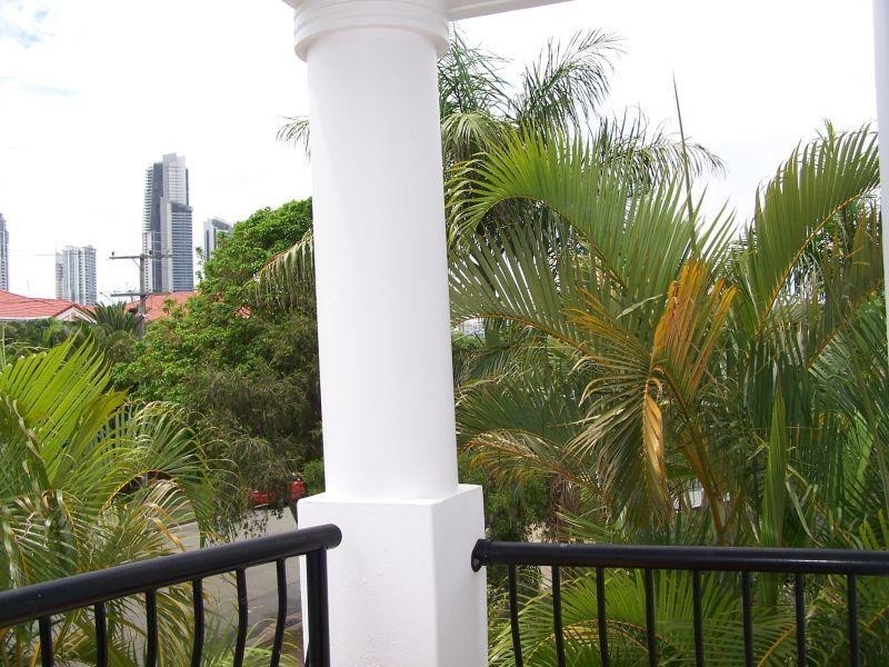 16-24 Purli Street, Chevron Island QLD 4217