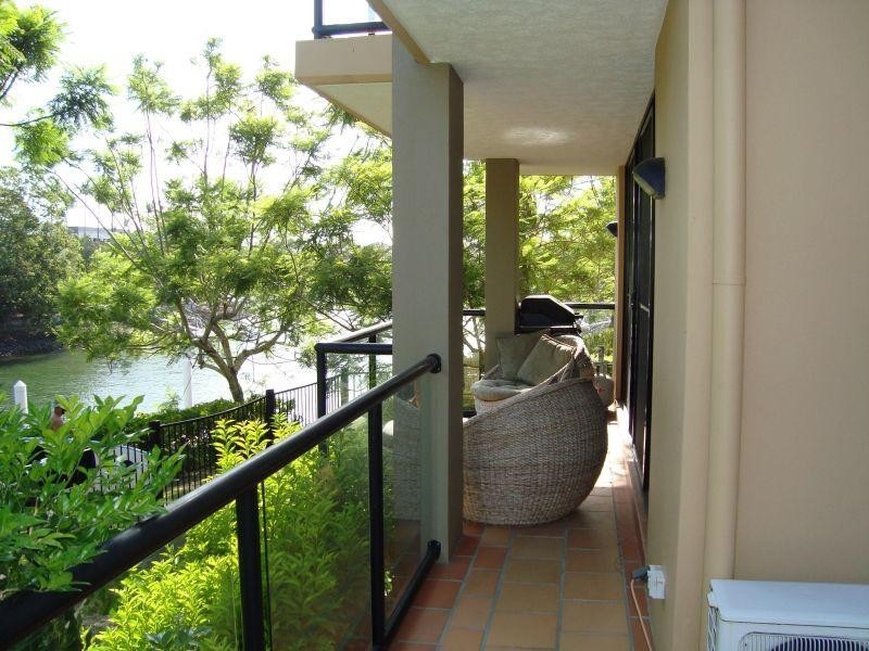 24 Slatyer Avenue, Bundall QLD 4217