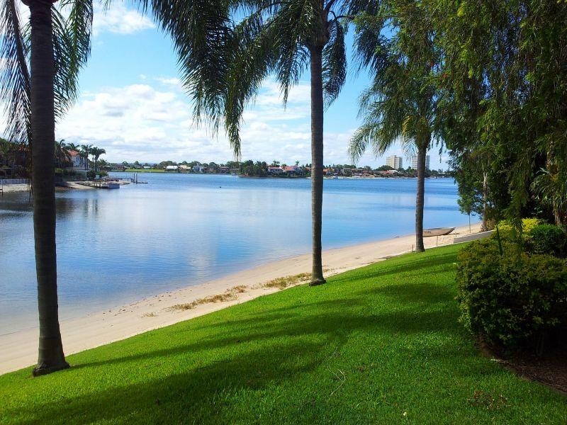 111 Markeri Street, Mermaid Waters QLD 4218