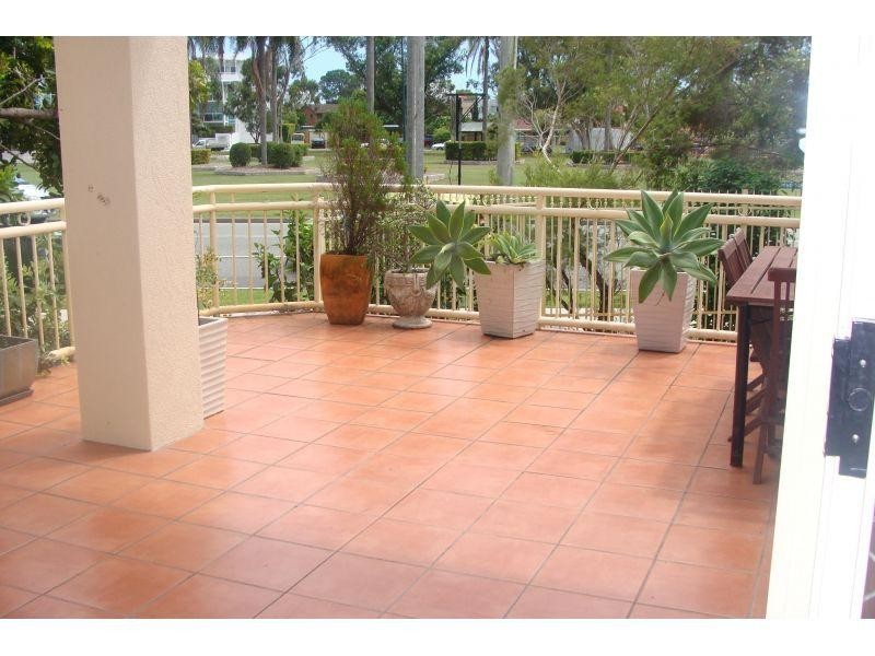 37 Mawarra Street, Chevron Island QLD 4217