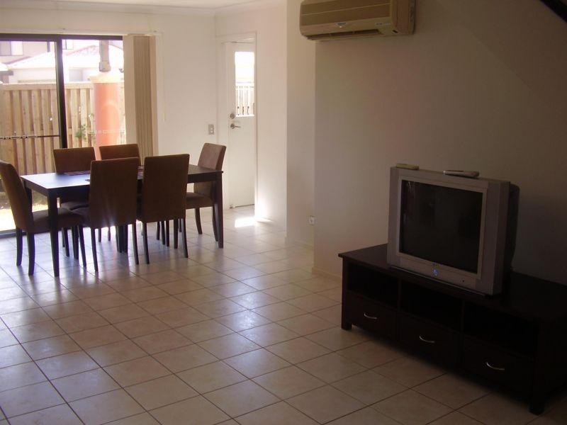 302 Christine Avenue, Varsity Lakes QLD 4227