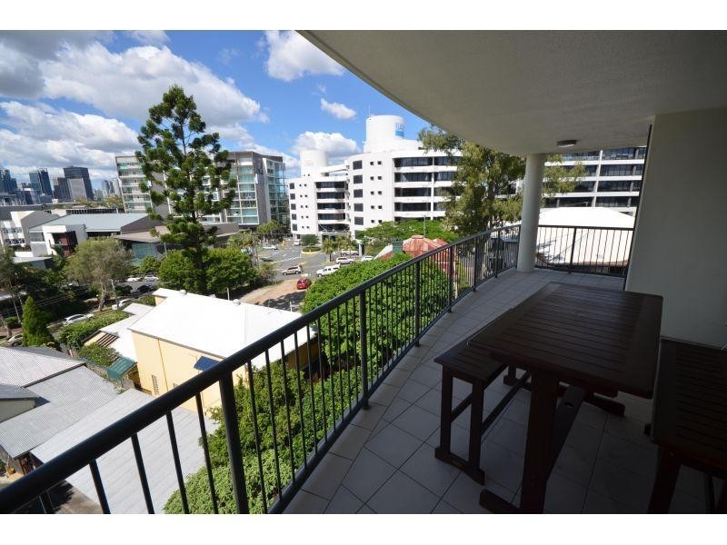 1061/18 Manning Street, Milton QLD 4064