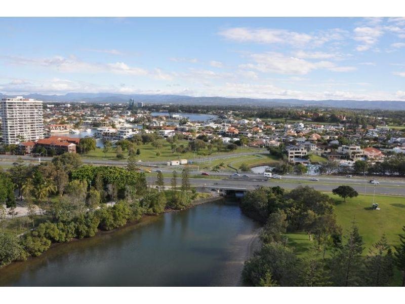 24 Breaker Street, Main Beach QLD 4217
