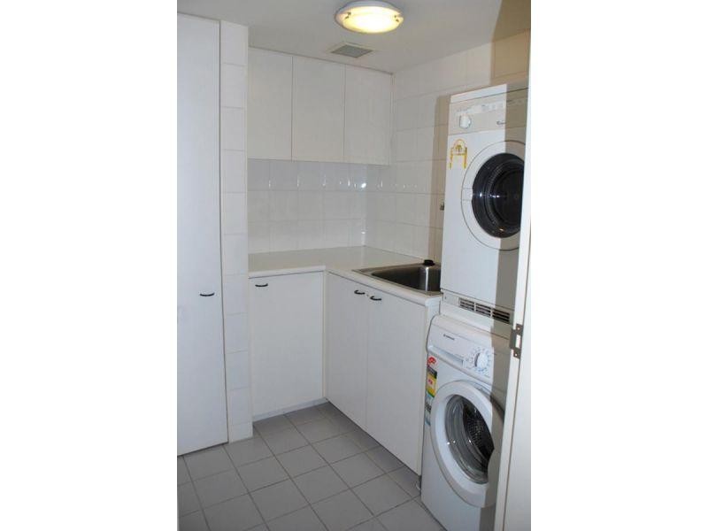 24 Breaker Street, Main Beach QLD 4217