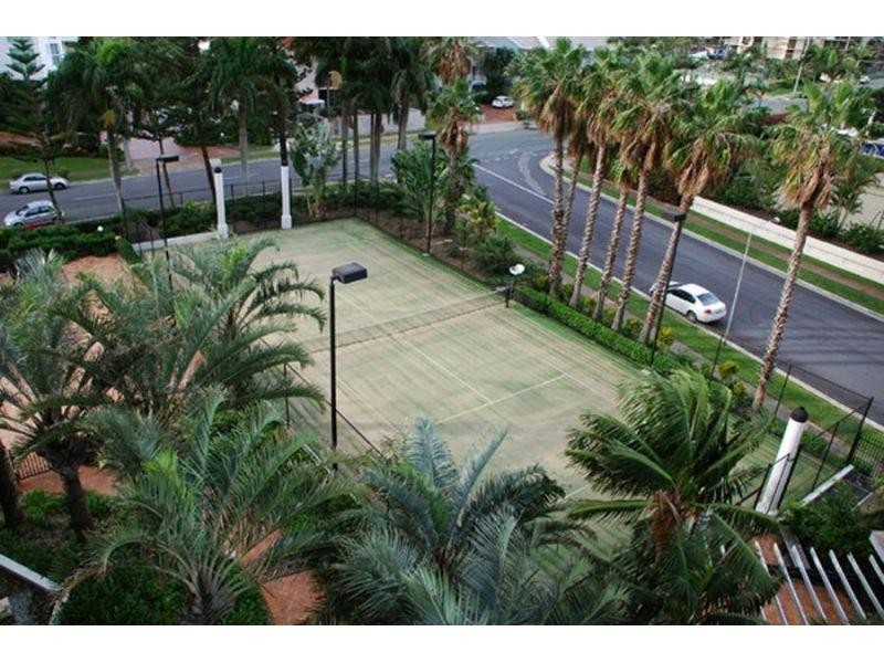 24 Breaker Street, Main Beach QLD 4217