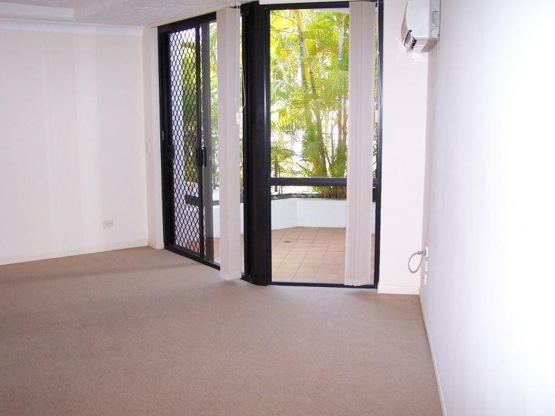 16-24 Purli Street, Chevron Island QLD 4217