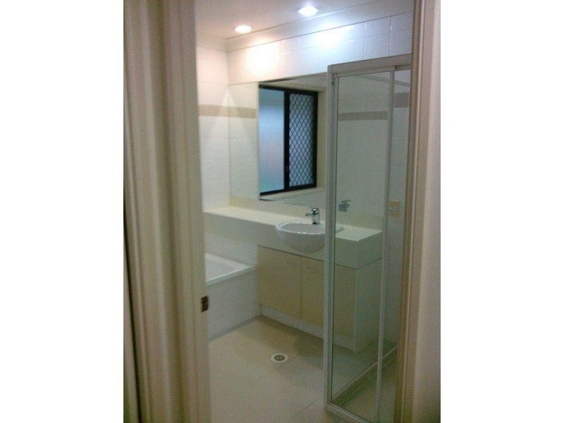 8/2 Langport Parade, Mudgeeraba QLD 4213