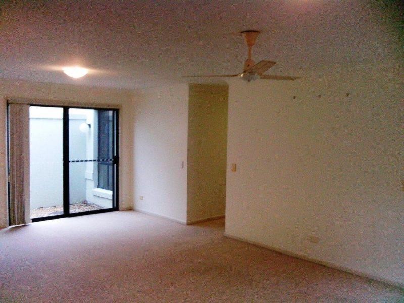 8/2 Langport Parade, Mudgeeraba QLD 4213