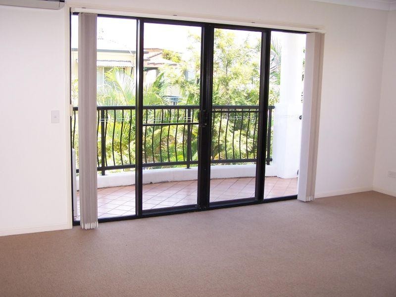 16-24 Purli Street, Chevron Island QLD 4217