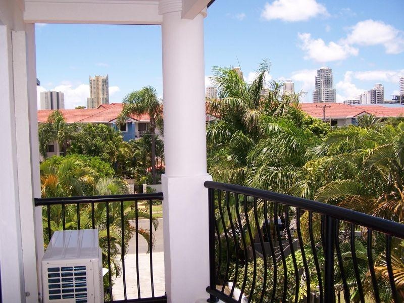 16-24 Purli Street, Chevron Island QLD 4217