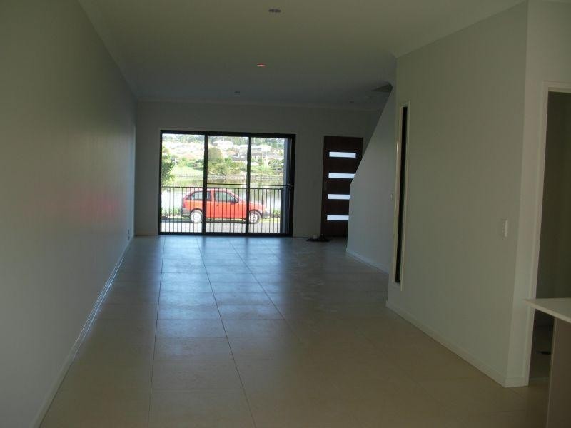 20 South Bay Drive, Varsity Lakes QLD 4227