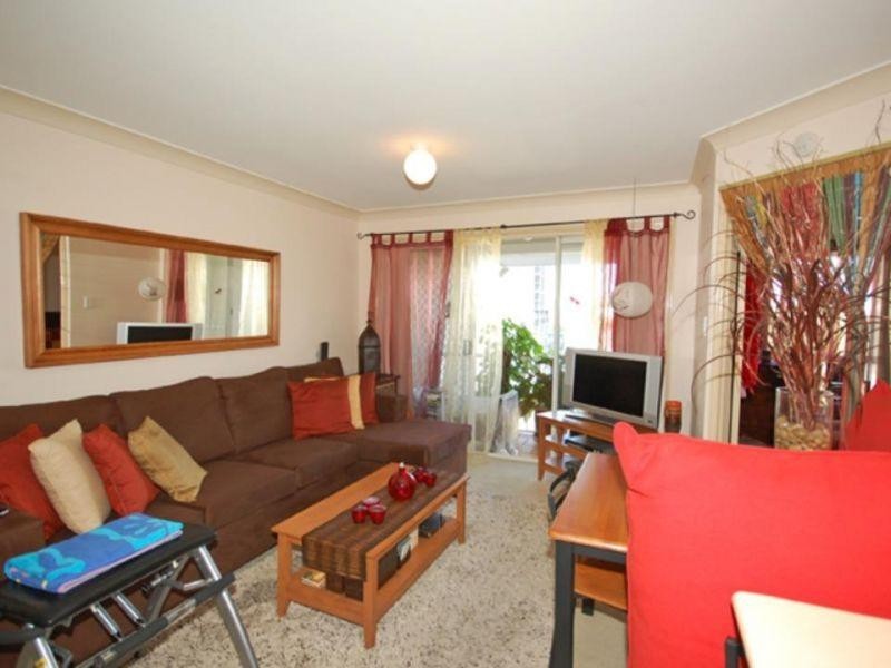 18 7-9 Illawong Street, Chevron Island QLD 4217