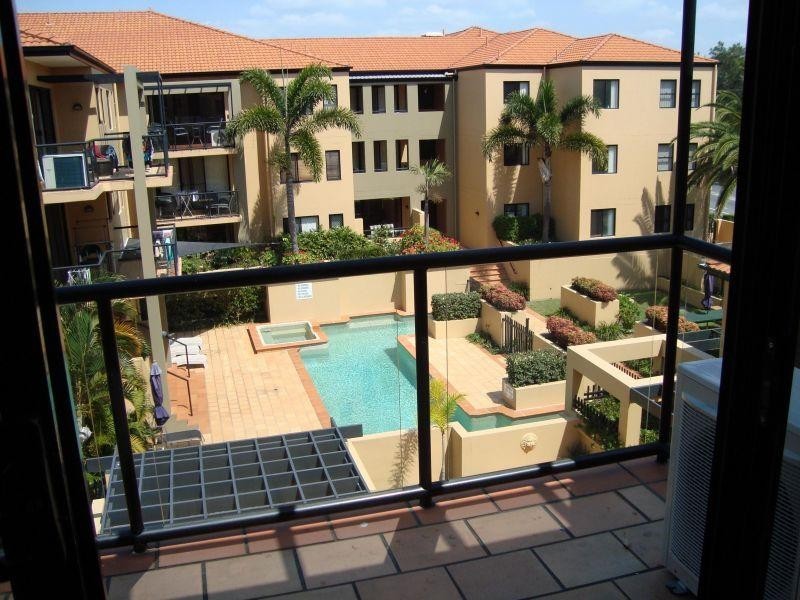 24 Slatyer Avenue, Bundall QLD 4217