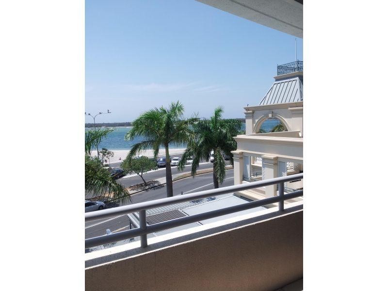 360 Marine Parade, Labrador QLD 4215