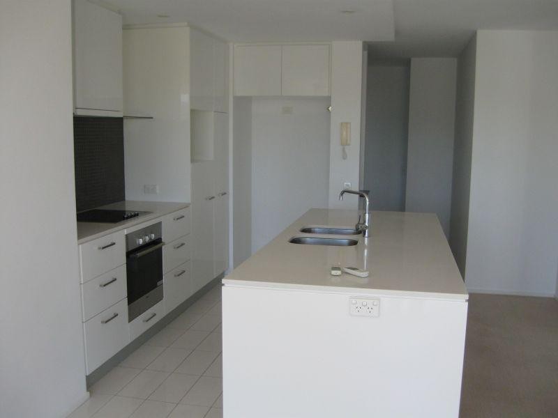 6/305 Easthill Drive, Robina QLD 4226