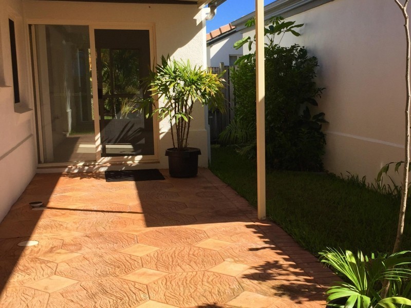 34 Albicore Street, Mermaid Waters QLD 4218