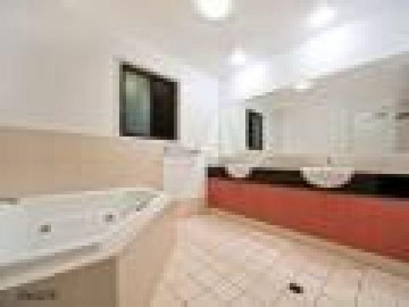 24 Slatyer Avenue, Bundall QLD 4217