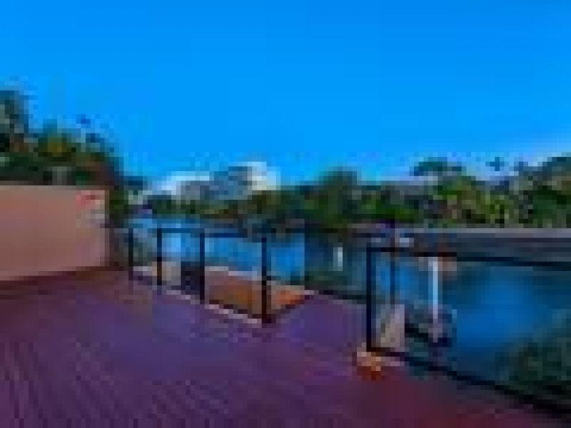 24 Slatyer Avenue, Bundall QLD 4217