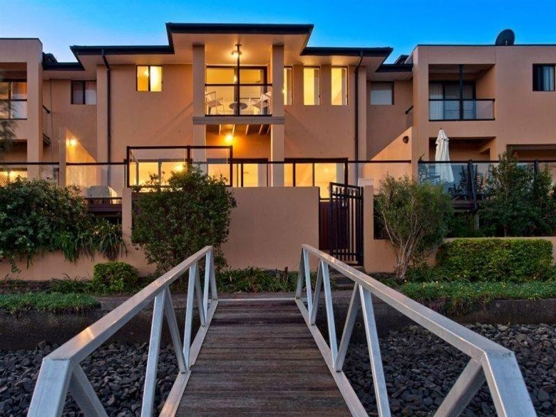 24 Slatyer Avenue, Bundall QLD 4217