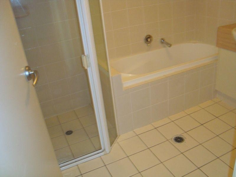 24 Slatyer Avenue, Bundall QLD 4217