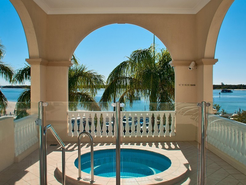 360 Marine Parade, Labrador QLD 4215
