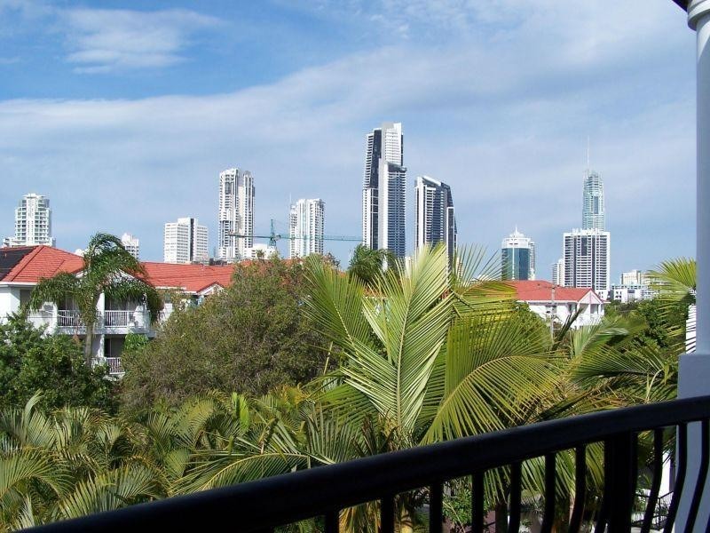 16-24 Purli Street, Chevron Island QLD 4217
