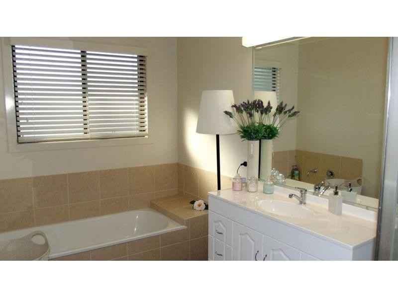 9 Bellona Court, Pacific Pines QLD 4211