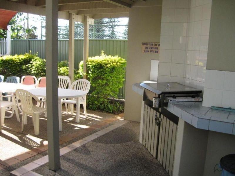 16/13 Montgomery Avenue, Main Beach QLD 4217