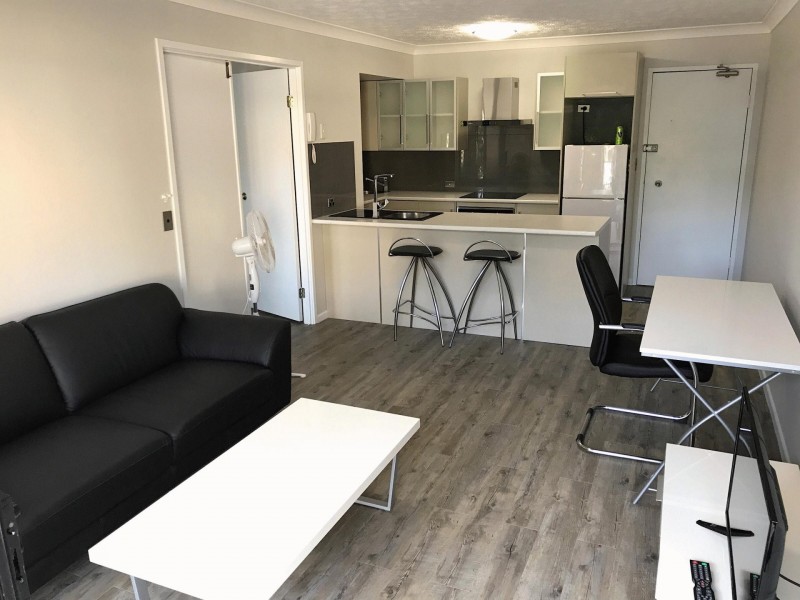 1/27 Chester Terrace, Southport QLD 4215