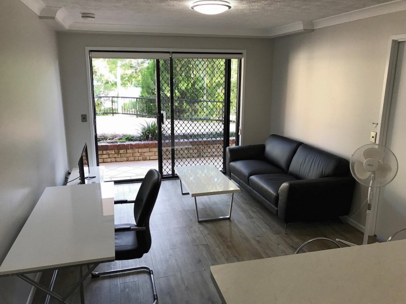 1/27 Chester Terrace, Southport QLD 4215