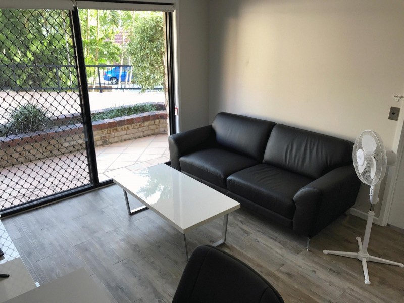 1/27 Chester Terrace, Southport QLD 4215