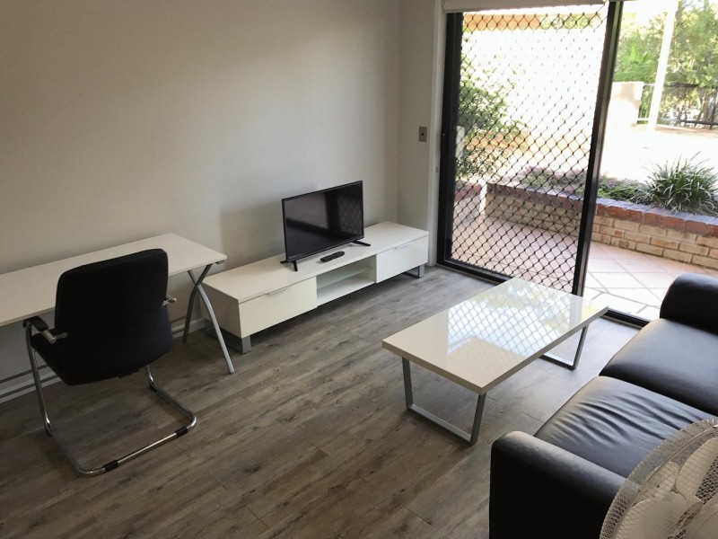 1/27 Chester Terrace, Southport QLD 4215