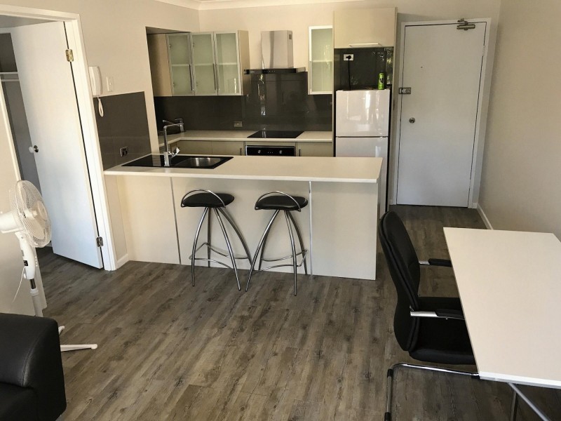 1/27 Chester Terrace, Southport QLD 4215