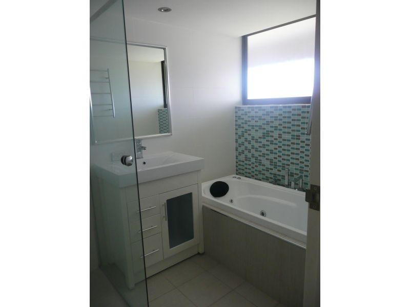 18 Commodore Drive, Main Beach QLD 4217