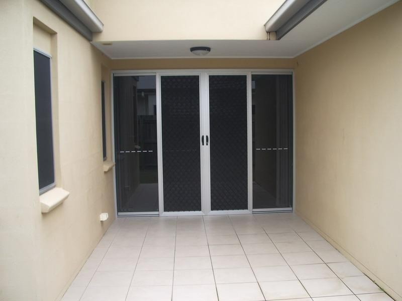 2/230 Pulgul Street, Urangan QLD 4655