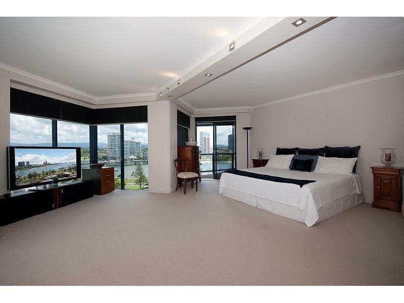 22 Montgomery Avenue, Main Beach QLD 4217