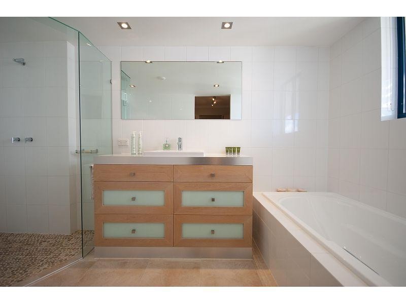 22 Montgomery Avenue, Main Beach QLD 4217