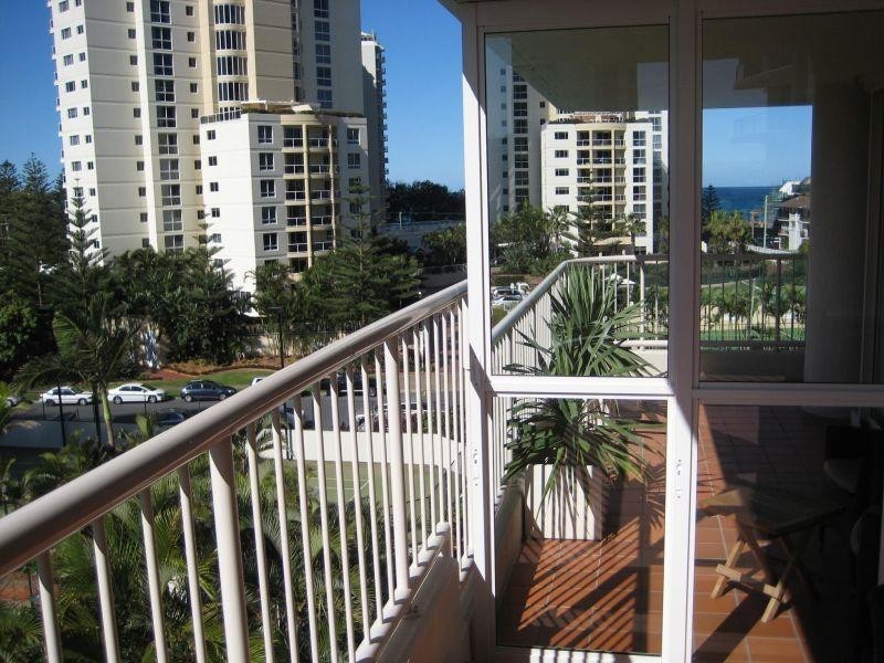 1 Peak Avenue, Main Beach QLD 4217