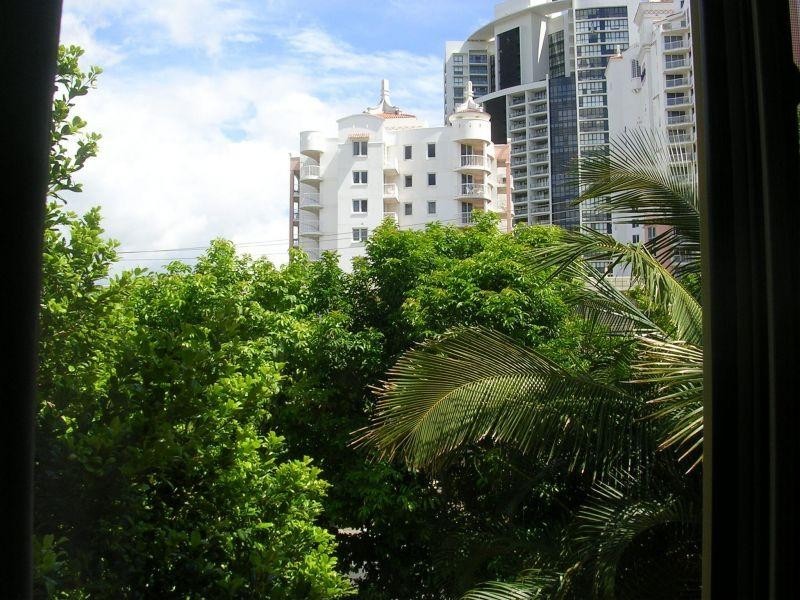 36 ALEXANDRA AVE, Broadbeach QLD 4218