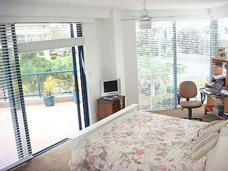 22 Montgomery Avenue, Main Beach QLD 4217