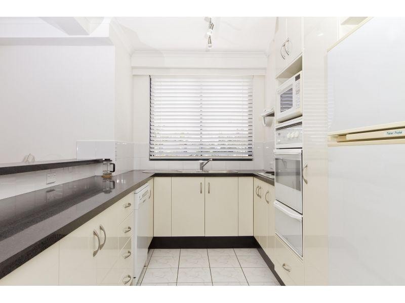 03/22 Montgomery Avenue, Main Beach QLD 4217